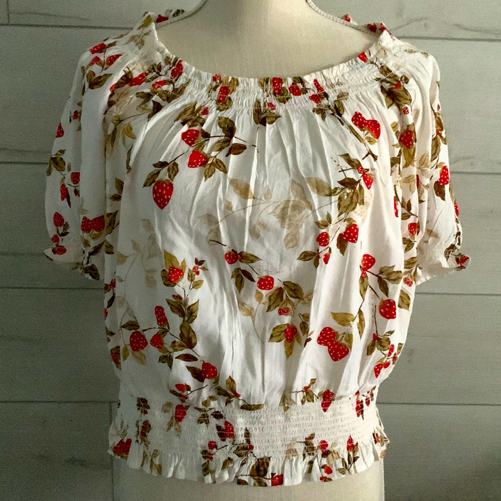 Strawberry patch semi crop puff sleeve Womens juniors Medium blouse NWT